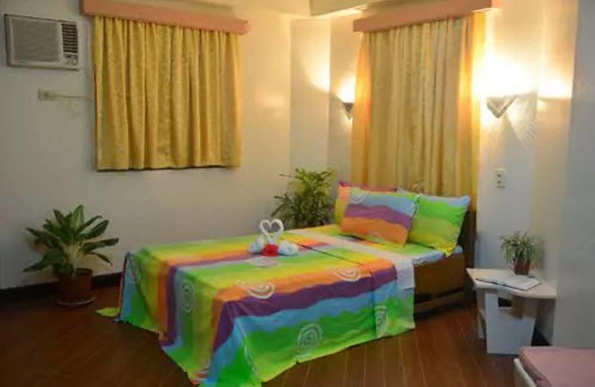 פוארטו גאלרה Apartelle De Francesca מראה חיצוני תמונה